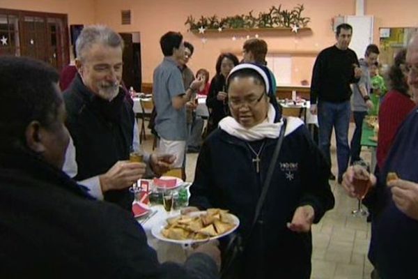 Après la messe de Noël, un groupe de paroissiens a convié les personnes isolées à partager le repas du réveillon. Ils étaient ainsi près d'une quarantaine à dîner ensemble. 
http://franche-comte.france3.fr/2013/12/25/un-noel-de-partage-et-de-fraternite-grandfontaine-383949.html