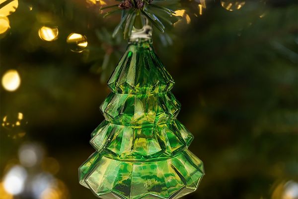 Cette année, Cristal Lehrer a décidé de produire sa boule de Noël spéciale sous la forme d'un sapin décliné en 12 couleurs différentes.