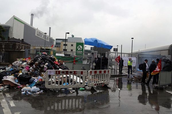 Une centaine d'éboueurs et égoutiers, agents territoriaux de la ville de Paris, bloquent le centre de traitement de déchets d'Ile-de-France a Ivry-sur-Seine pour protester contre la loi travail du gouvernement.