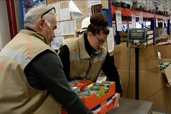 Image d'illustration. Des bénévoles en pleine préparation de commandes à la Banque alimentaire de Rennes