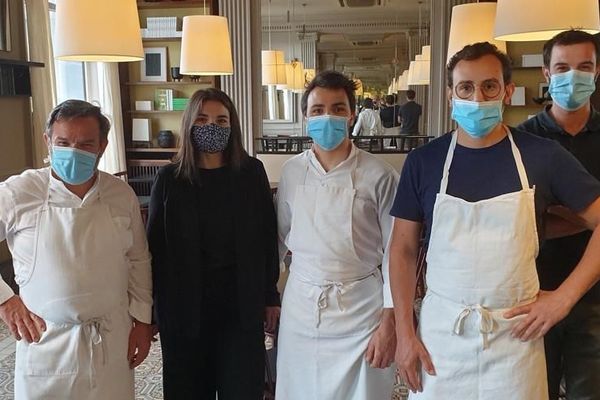 Michel Troisgros avec ses fils et une partie de l'équipe de la brasserie le Central concoctent des plats à emporter depuis plus d'un mois.