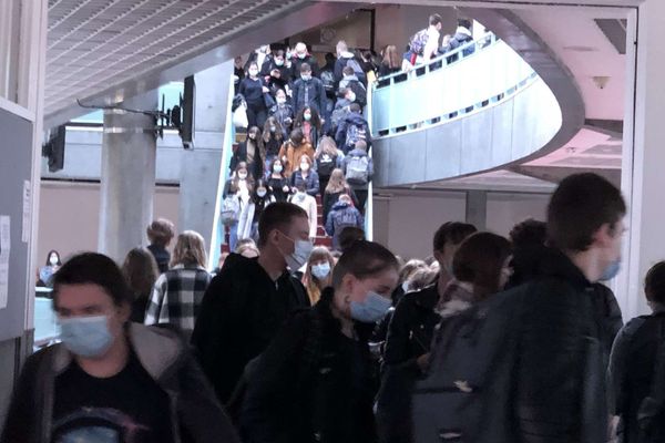 Les élèves s'attroupent dans les couloirs du lycée, exemple au lycée Voltaire à Wingles. 