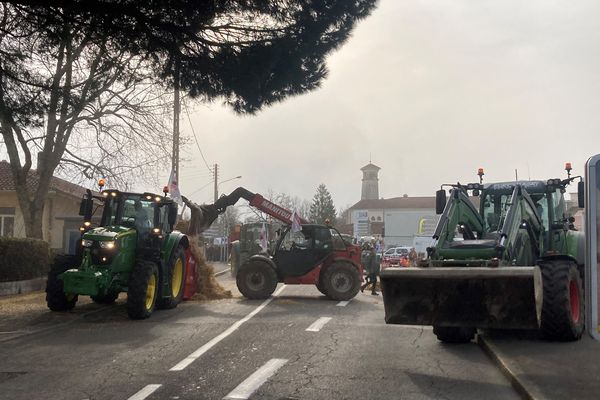 Les agriculteurs devant la DDT (direction départementale des territoires) à Mont-de-Marsan ce mardi 21 février.