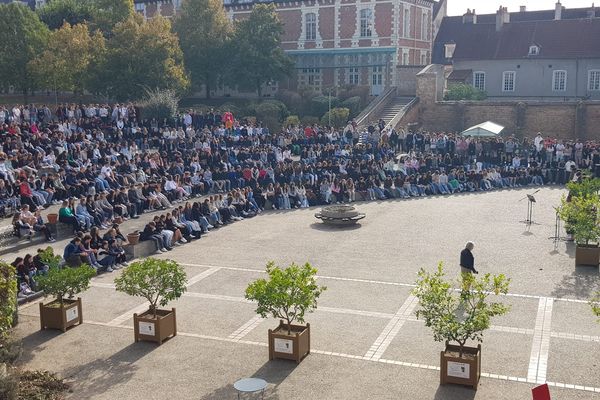 Ce lundi 17 octobre, les élèves du lycée Théodore de Banville de Moulins ont rendu hommage à Samuel Paty.