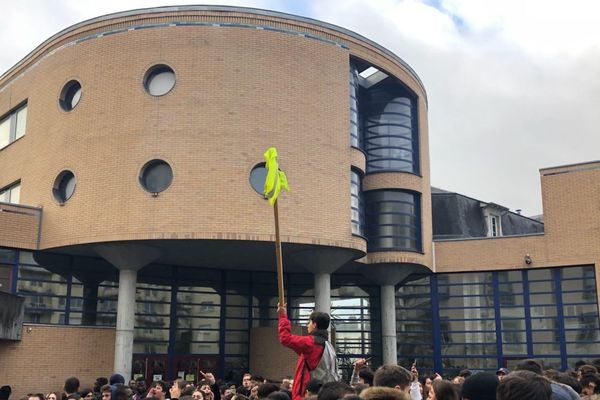 Lycéens devant le lycée Valadon à Limoges. 