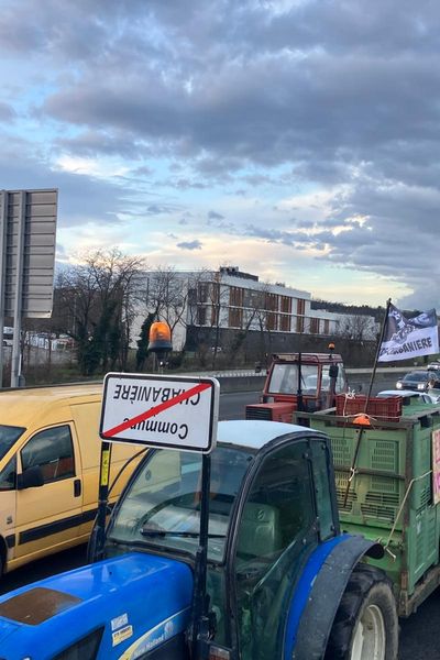 Le cortège a fait une halte au niveau de Pierre Bénite, sur l'A450.