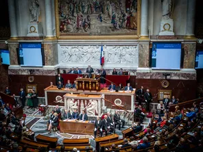 l'assemblée nationale vote ce jeudi pour élire un nouveau président, le Nouveau front Populaire espère reporter le perchoir.