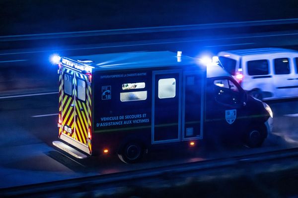 Deux véhicules de tourisme se sont percutés frontalement, samedi 21 décembre au matin, sur la route D437 à Saint-Hippolyte (Doubs). (Image d'illustration)