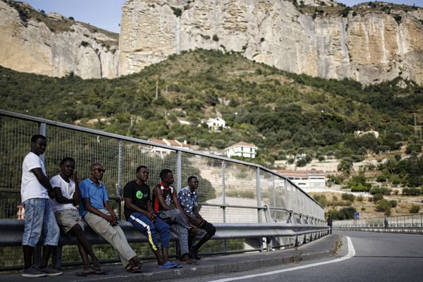 Des migrants sur la route dans la vallée de la Roya.