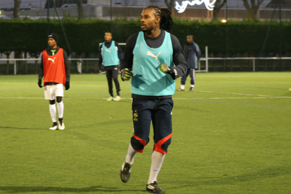 Le milieu de terrain Steven Octavia, mardi 30 décembre, en région parisienne, lors du premier entraînement du Club Franciscain.