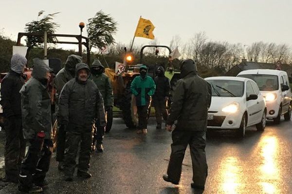 Blocage du rond-point de la Moëre à Savenay par les agriculteurs de COPAIN opposés au transfert de l'aéroport à notre-Dame-des-Landes