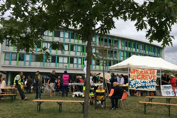 Les personnels des urgences en grève devant l'hôpital de Saint-Nazaire, le 5 novembre 2019