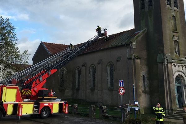 La toiture de l'église de Létricourt (54) a subi le passage d'un fort coup de vent.