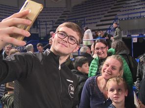 Le pongiste et médaillé de Bronze aux JO de Paris Alexis Lebrun avec ses fans lors de la rencontre Loire Nord TT contre l'alliance Nimes Montpellier mardi 17 décembre.