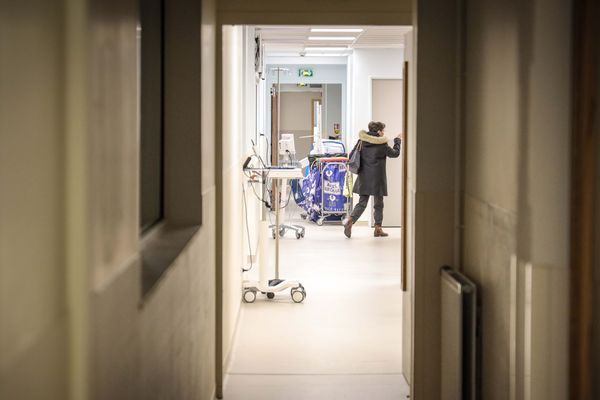 Dans la très grande majorité des cas, deux personnes dans la chambre sont autorisée, parfois une seule. Ne pas hésiter à demander des autorisations exceptionnelles aux médecins en cas de besoins spécifiques, selon les pathologies. 