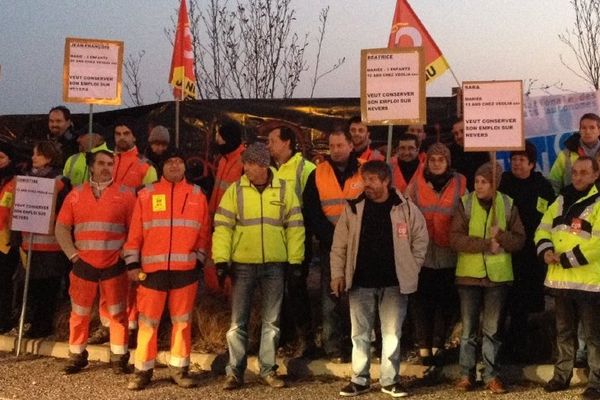 Les 26 salariés de Véolia Eau à Nevers ont bloqué l'accès au bâtiment de l'Agglomération de Nevers