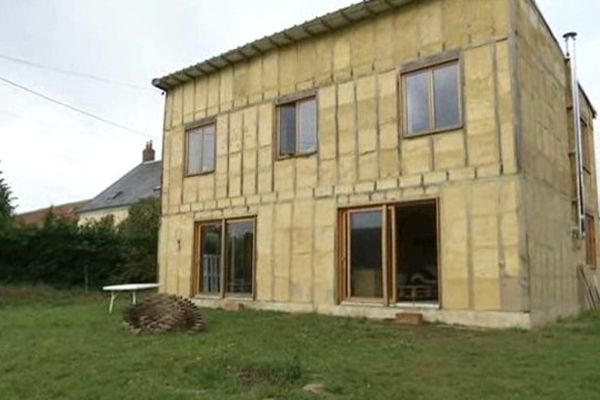 Maison de paille à la Chapelle Enchérie dans le Loir-et-Cher