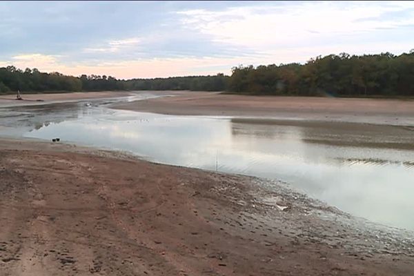 Depuis la fin de la saison estivale, le Grand étang de la Jemaye est vidé progressivement de son eau.