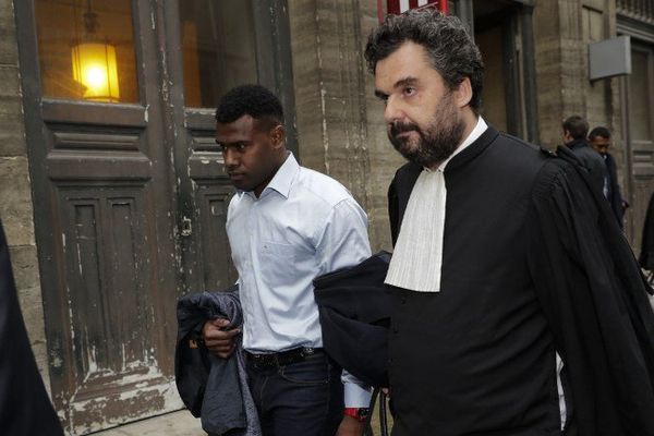 Josaia Raisuqe, ancien joueur du Stade Français, quitte le tribunal en compagnie de son avocat Thomas Koltz, après son procès pour agression sexuelle et violences.