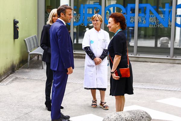 Emmanuel Macron s'est rendu, ce vendredi 9 juin, au centre hospitalier de Grenoble pour rendre visite aux victimes de l'attaque au couteau d'Annecy.