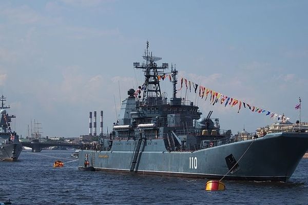 Ici "l'Alexandre Shabalin" (N°110) est le sister ship du "Korolev" (N°130) dans le class project 775/Ii de la marine russe