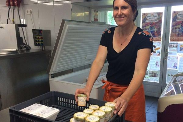 Chantal (sur la photo) et Marc Van Leeuwen proposent des glaces et sorbets artisanaux élaborés dans leur laboratoire à La Tour d'Auvergne dans le Puy-de-Dôme. 