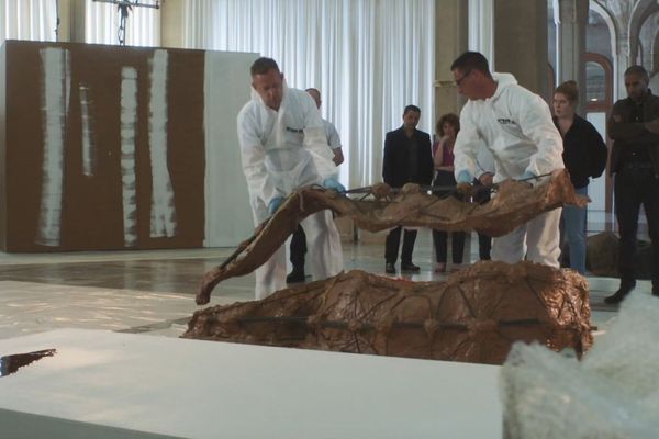 Dans "Meurtres à Lille", le corps d'un sculpteur est retrouvé à l'intérieur d'une de ses oeuvres.