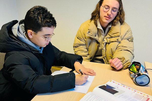 Hugo et Adam en pleine aide aux devoirs