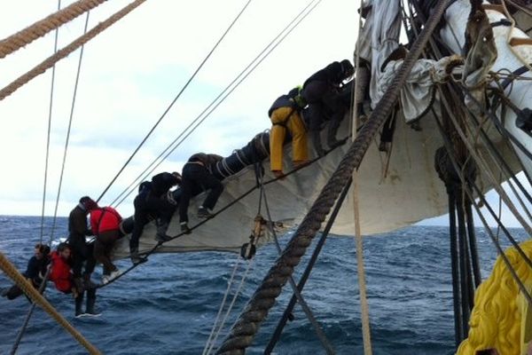 L'équipage de l'Hermione en pleine manœuvre.