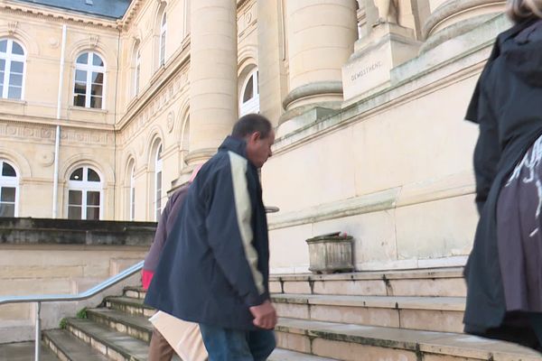 Frédéric Descours se rend au procès pour le premier jour au tribunal d'Amiens, jeudi 12 septembre