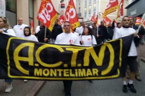 Des salariés ACTM ce mercredi matin dans les rues de Romans/Isère avant l'audience au tribunal de commerce - 22/10/14