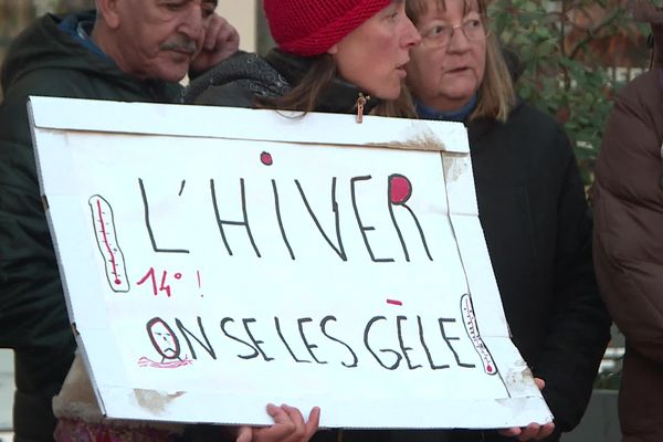 Les locataires des Côteaux du Forest manifestent devant l'OPH des Hautes-Alpes face à des températures très basses dans leur logement.