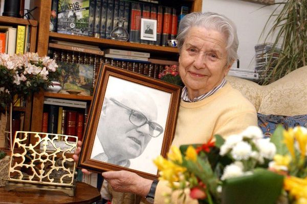 Raymonde Tillon avec le portrait de son mari Charles Tillon, décédé en 1993