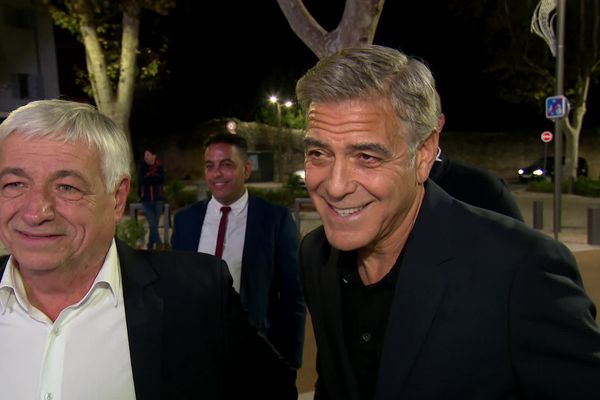 Didier Brémond, le maire de Brignoles, a accueilli George Clooney au bas des marches du nouveau cinéma de sa commune. Un peu, comme si deux vieux copains, s'étaient donnés rendez-vous.