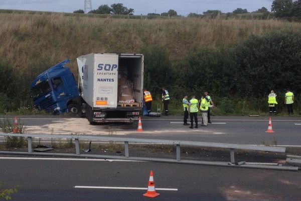 Le camion barre la chaussée