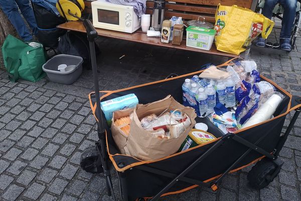 Les Maraudes citoyennes amiénoises distribuent des denrées alimentaires aux sans-abris dans le centre-ville