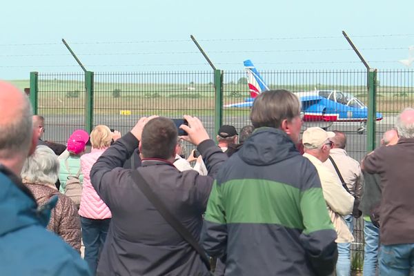 Les avions de la Patrouille de France ont atterri vers 11 heures à l'aéroport du Havre-Octeville, lundi 3 juin 2024 pour participer aux festivités du 80e anniversaire du Débarquement.