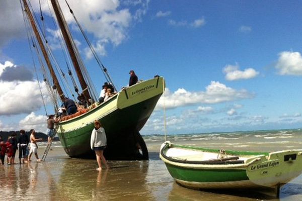 Le Grand Léjon échoué à l'ancienne sur la plage des Rosaires