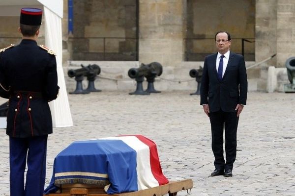 François Hollande dans la Cour des Invalides ( illustration- cérémonie d'obsqèques en hommage à Pierre Mauroy)