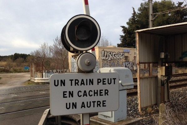 Un passage à niveau sur la ligne Nîmes-Sète