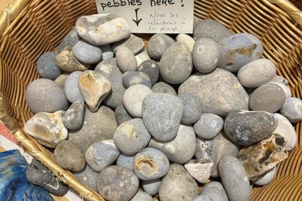 Des paniers à galets dans les commerces d'Etretat (Seine-Maritime) pour sensibiliser le public à la protection du littoral.