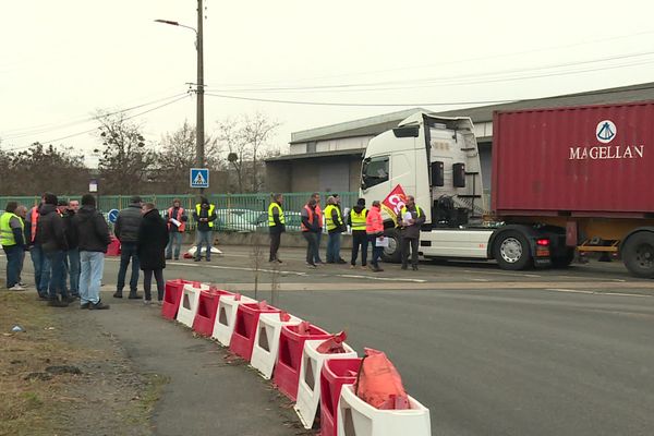 Une vingtaine de personnes s'étaient rassemblées devant l'entrée du dépôt pétrolier au Mans.