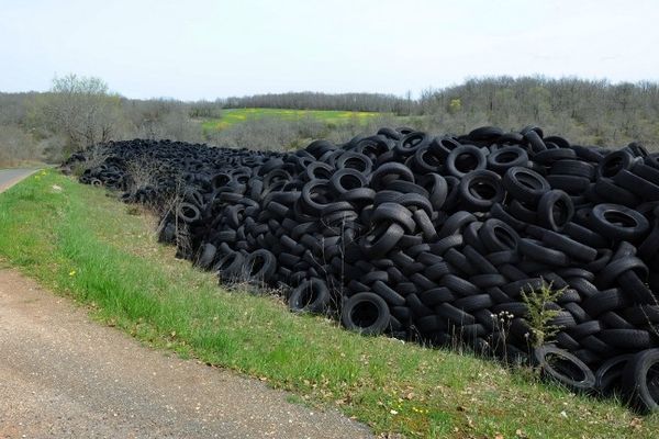 Le mur de pneus longe la route à Lachapelle-Auzac