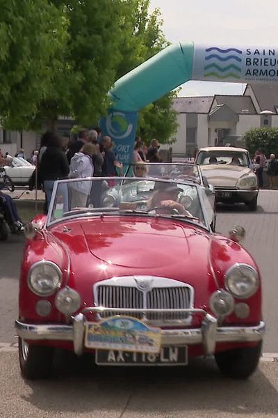 En ce week-end de Pentecôte, près de 900 véhicules anciens défilent sur 450km de parcours à l'occasion du 42ème tour de Bretagne.