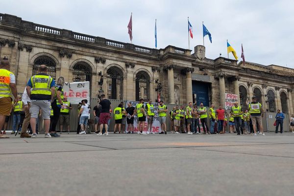 Une quarantaine de policiers municipaux se sont mobilisés pour demander le port d'armes létales individuelles.