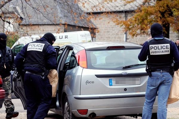 11 novembre 2008: des policiers viennent de mener des investigations à Tarnac en Corrèze après l'arrestation de dix suspects