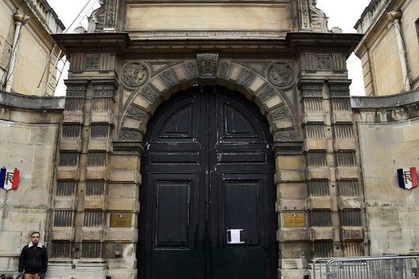 La porte du secrétariat d'Etat de Benjamin Griveaux au lendemain de l'action de certains gilets jaunes le 6 janvier 2019 à Paris.