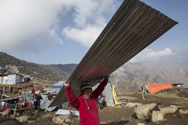 Janvier 2016. Jeune népalaise en pleine reconstruction de son village, Lapak, au Népal, où 600 maisons ont été détruites le 25 avril 2015 après un séisme de magnitude 7,9. 