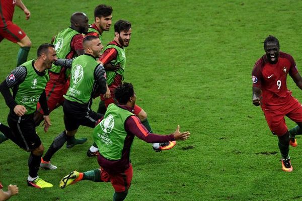 Eder et les Portugais après leur seul but de la finale.