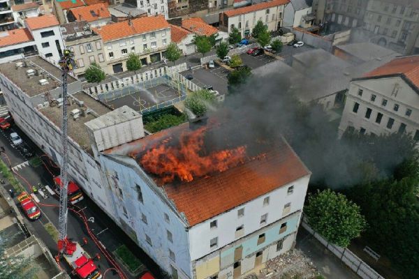 A Clermont-Ferrand, un bâtiment désaffecté s'est embrasé en centre-ville ce vendredi 24 juillet, créant une épaisse fumée noire.